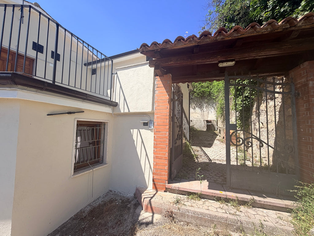 Bilocale in vendita a Caporciano, Via dell'Ospedale - ingresso esterno