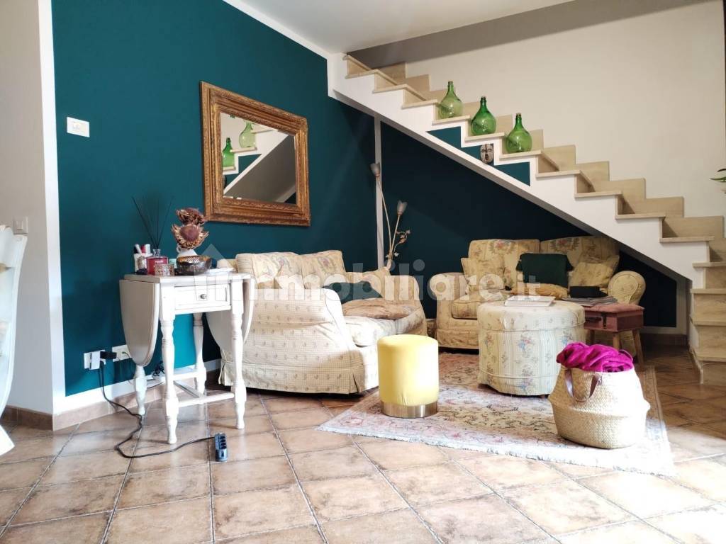 Interno della villa bifamiliare a Pichini
