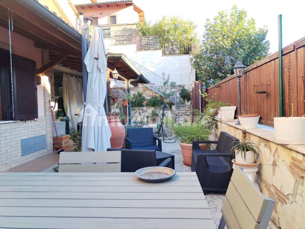 Giardino villa bifamiliare via Pietro Vannucci 18 Pichini